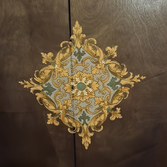 Beautiful silk shawl. Rich dark blue with light blue and gold ornament. 40 x 40. - Picture 4 of 5